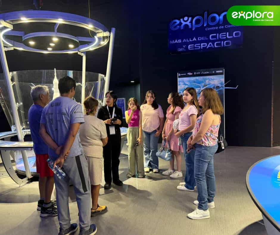 Grupo de personas en exhibición espacial en León, Guanajuato, México, en un centro de ciencia y tecnología.