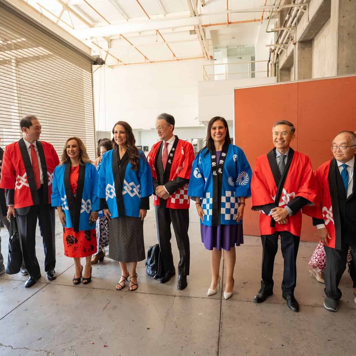 Personas con trajes típicos de León, México, en un evento cultural al aire libre.