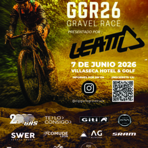 Participante en la carrera de ciclismo de montaña GGR26 en León, México, cubierto de barro y en acción en un terreno rocoso y.