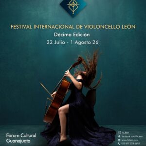 Mujer tocando el violonchelo en el Festival Internacional de Violoncello León 2023, evento cultural en Guanajuato.
