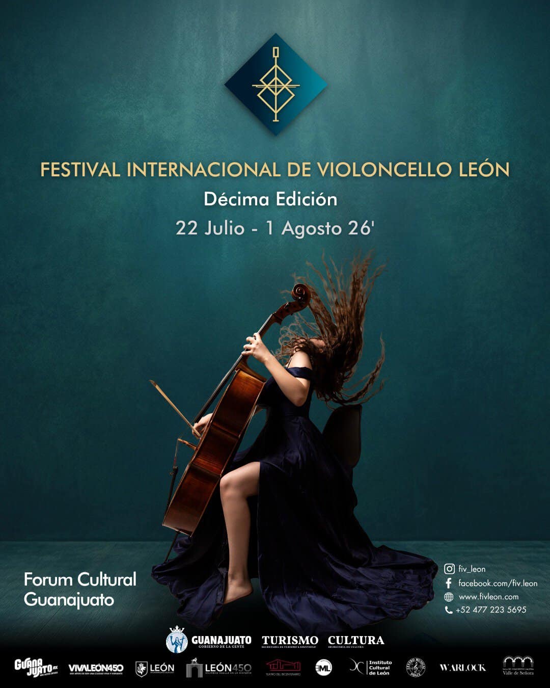 Mujer tocando el violonchelo en el Festival Internacional de Violoncello León 2023, evento cultural en Guanajuato.