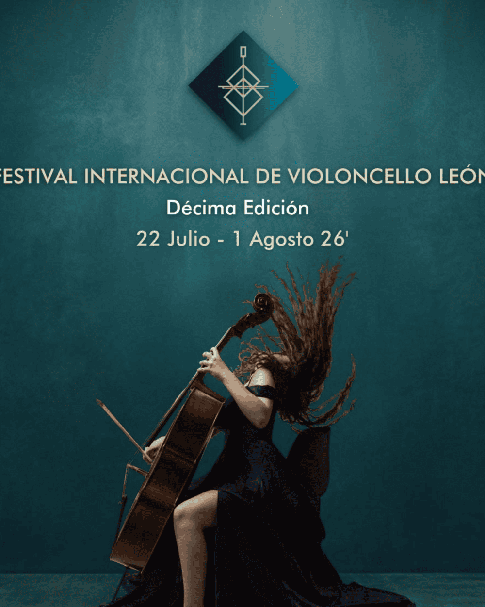 Mujer tocando el violonchelo en el Festival Internacional de Violoncello León 450, Guanajuato, México.