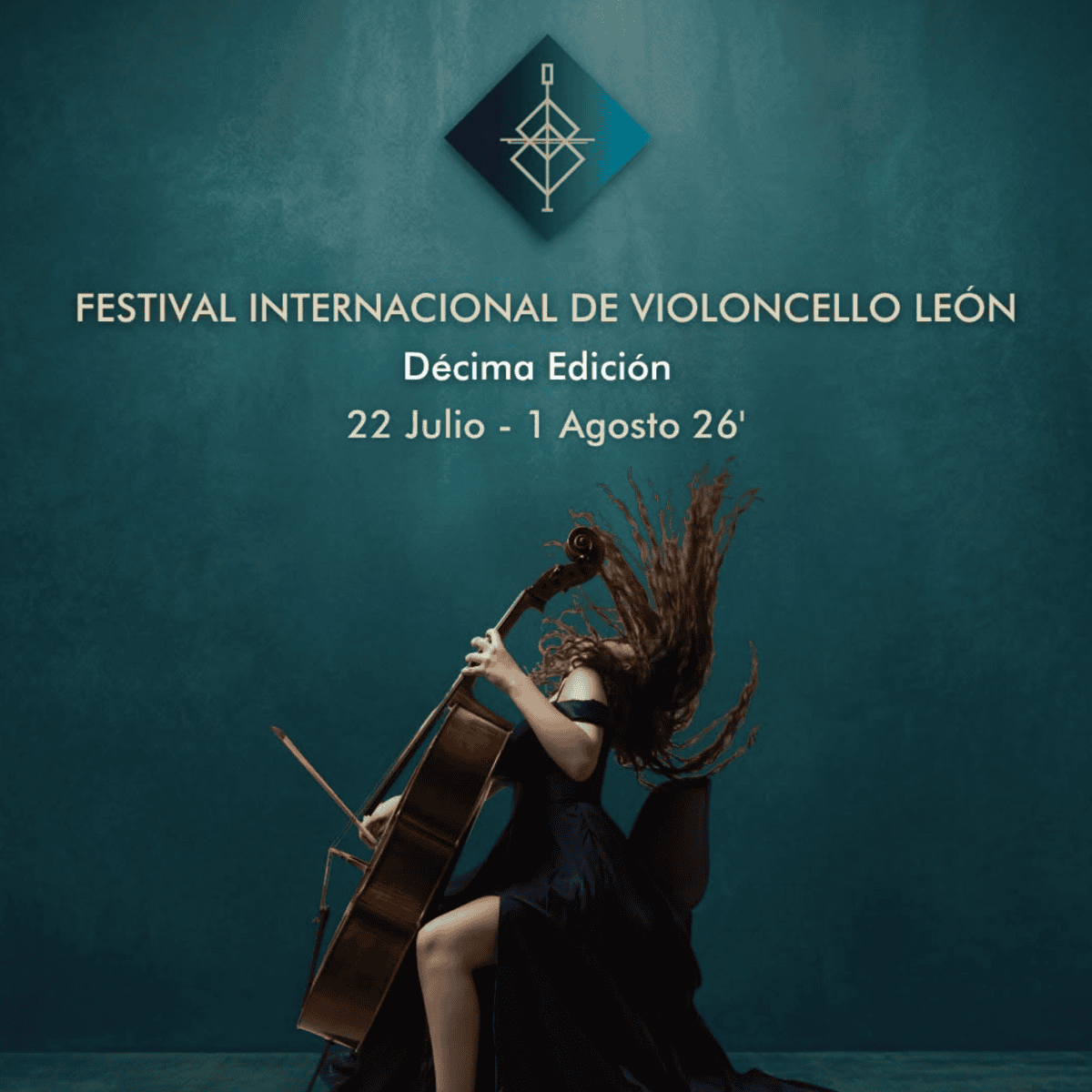 Mujer tocando el violonchelo en el Festival Internacional de Violoncello León 450, Guanajuato, México.