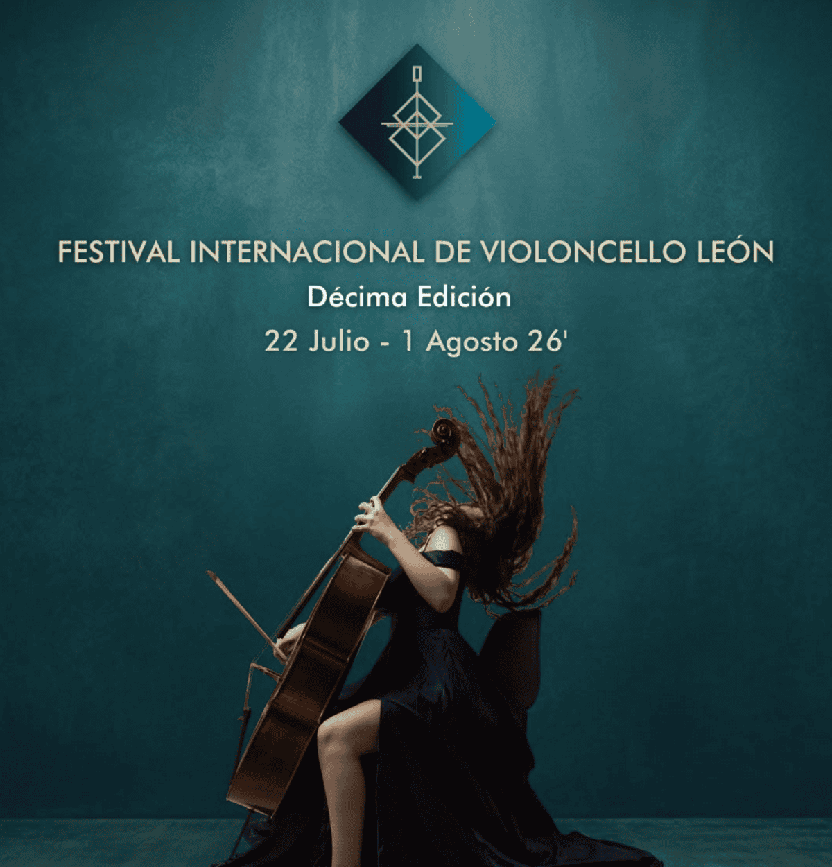 Mujer tocando el violonchelo en el Festival Internacional de Violoncello León 450, Guanajuato, México.