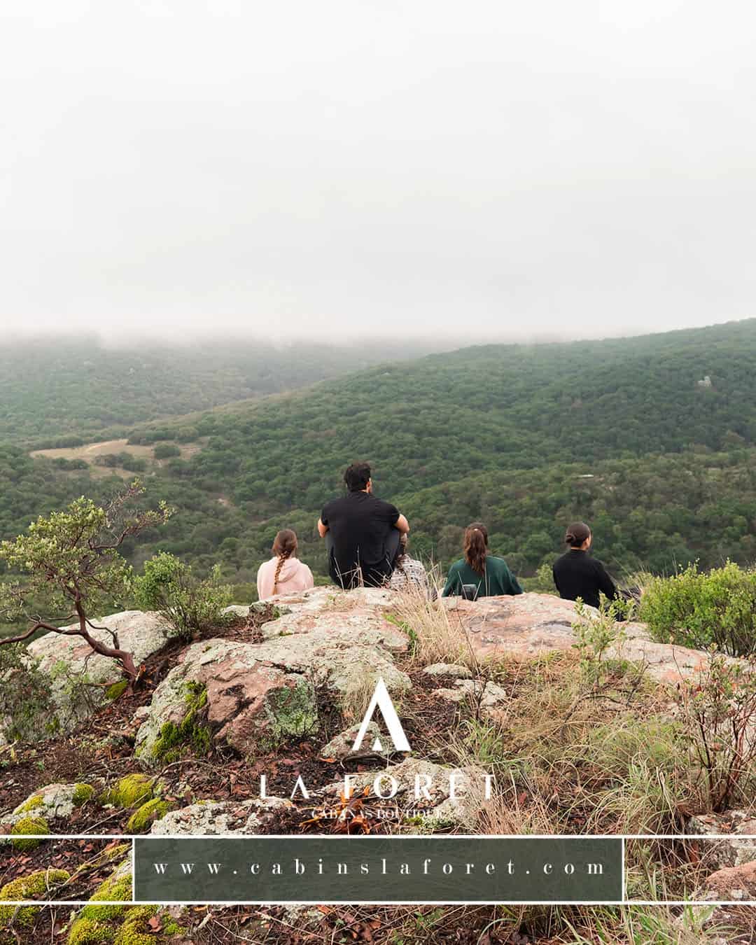Grupo de personas disfrutando de la vista en la sierra de Le&oacute;n, Guanajuato, M&eacute;xico, en un d&iacute;a nublado y fresco.