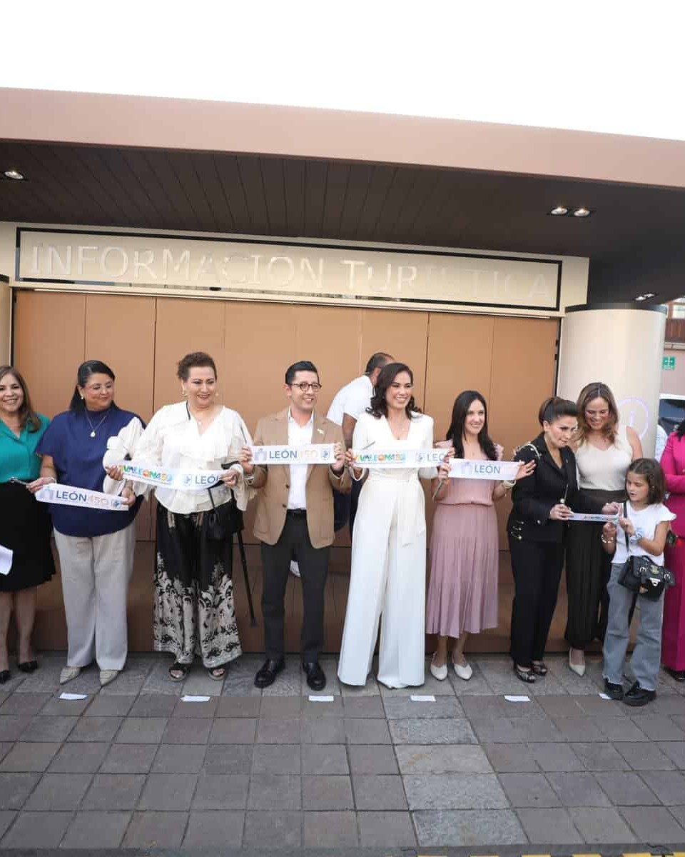 Grupo de personas en la inauguración del nuevo módulo de información en Expiatorio, León, Guanajuato, México.