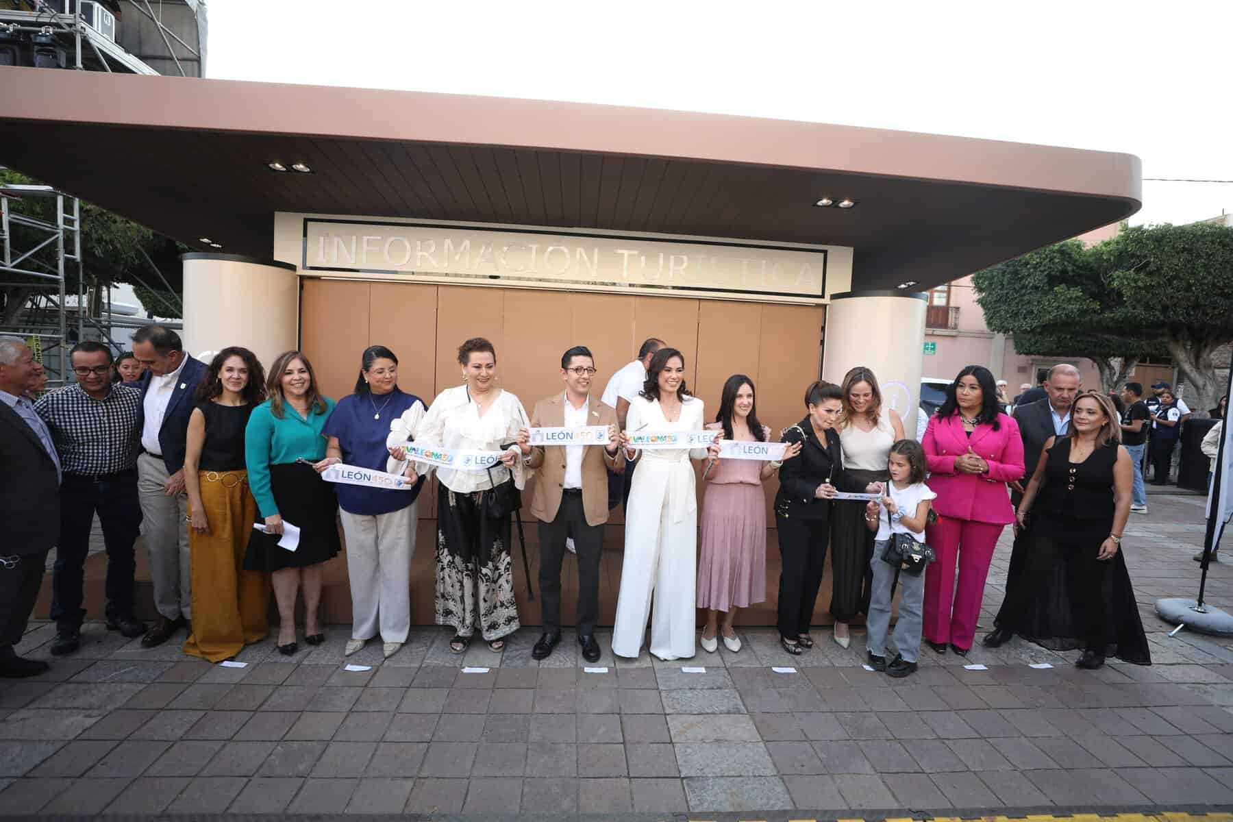 Grupo de personas en la inauguración del nuevo módulo de información en Expiatorio, León, Guanajuato, México.