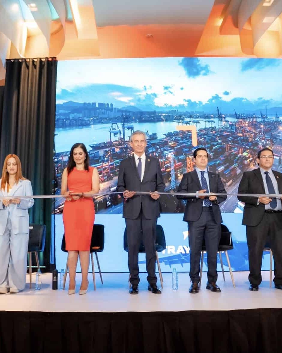 Grupo de personas en un escenario durante una inauguración con pantalla grande de fondo en León, Guanajuato, México.