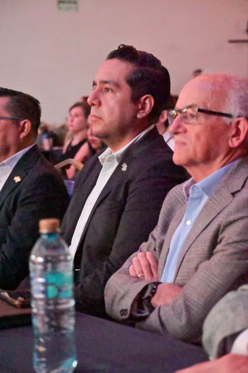 Hombres en evento de reuniones en León, Guanajuato, México, en un ambiente profesional y formal.