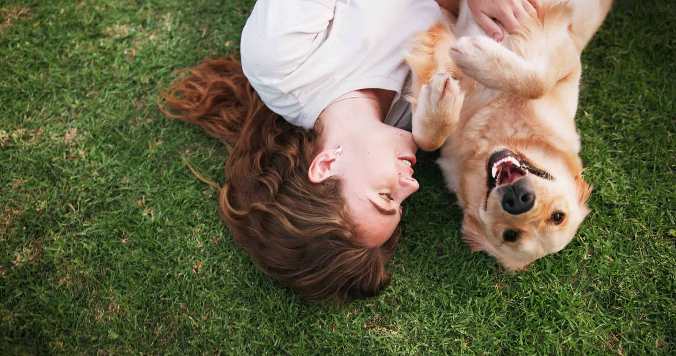 Perro golden retriever y mujer disfrutando en el parque, momento de juego y amistad, turismo en Le&oacute;n, Guanajuato, M&eacute;xico.