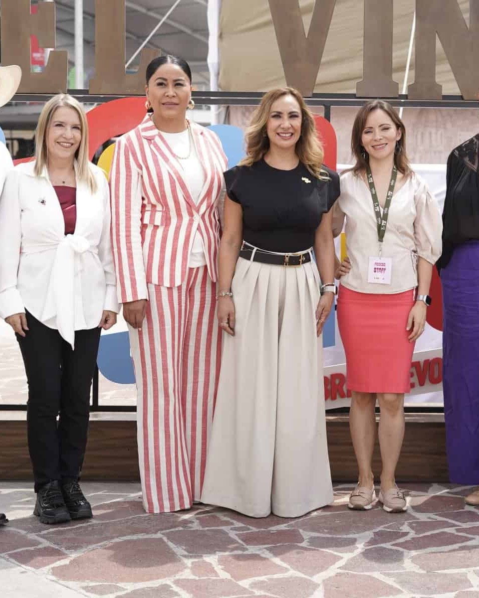 Grupo de mujeres y un hombre en evento de vino en León, Guanajuato, México, con ambiente festivo y elegante.