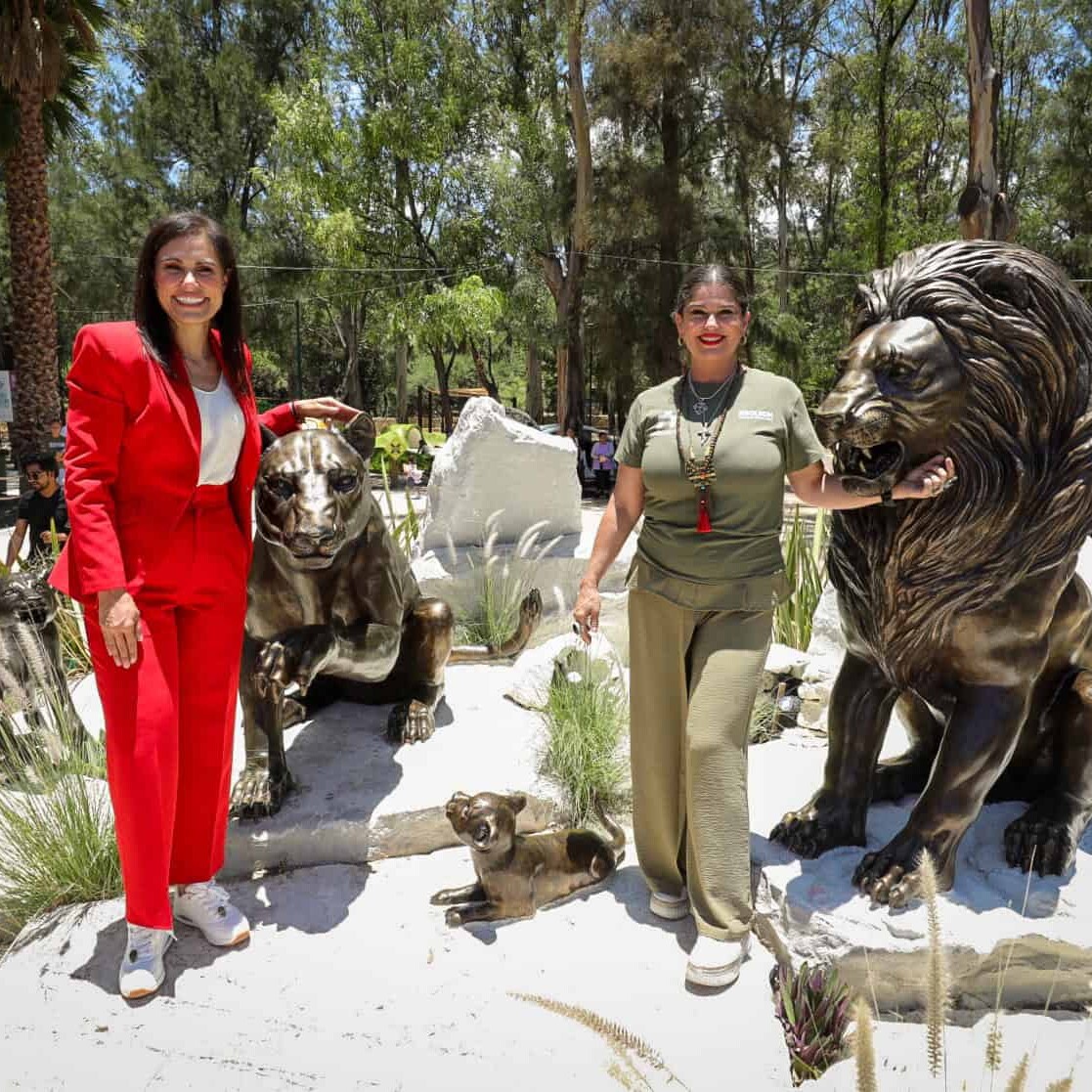 Esculturas de animales salvajes en el Museo de León, en un parque al aire libre rodeado de árboles y naturaleza.