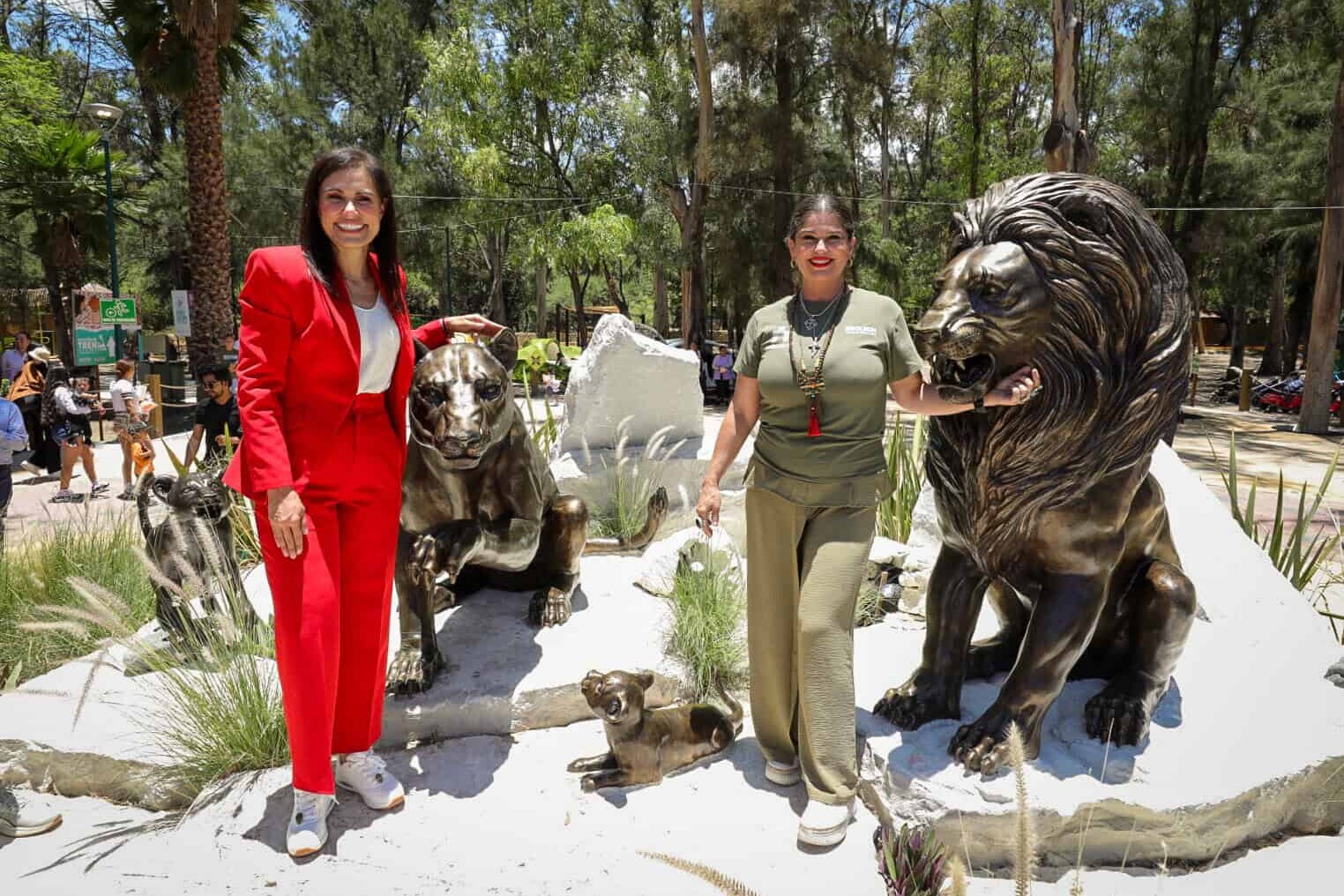 Esculturas de animales salvajes en el Museo de León, en un parque al aire libre rodeado de árboles y naturaleza.