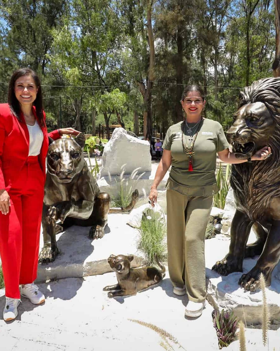 Esculturas de animales salvajes en el Museo de León, en un parque al aire libre rodeado de árboles y naturaleza.