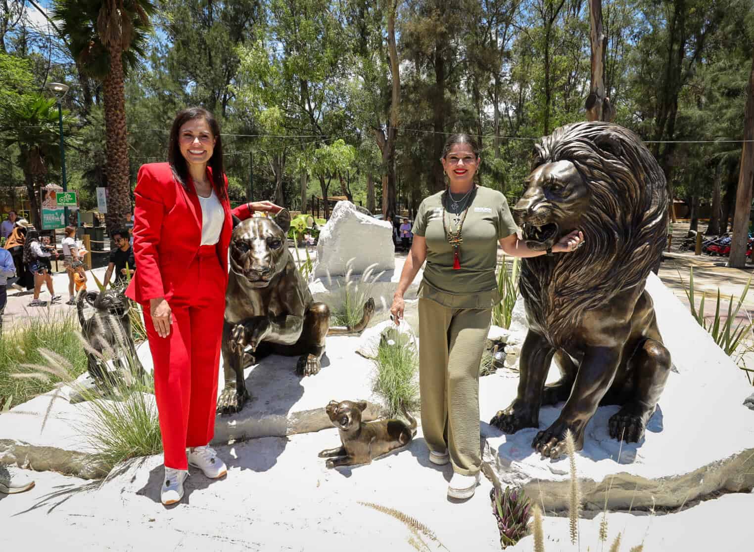 Esculturas de animales salvajes en el Museo de León, en un parque al aire libre rodeado de árboles y naturaleza.