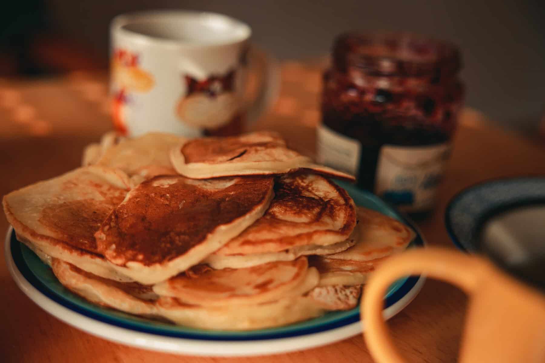 Panqueques dorados con mermelada y caf&eacute; en un desayuno casero en Le&oacute;n, Guanajuato, M&eacute;xico.