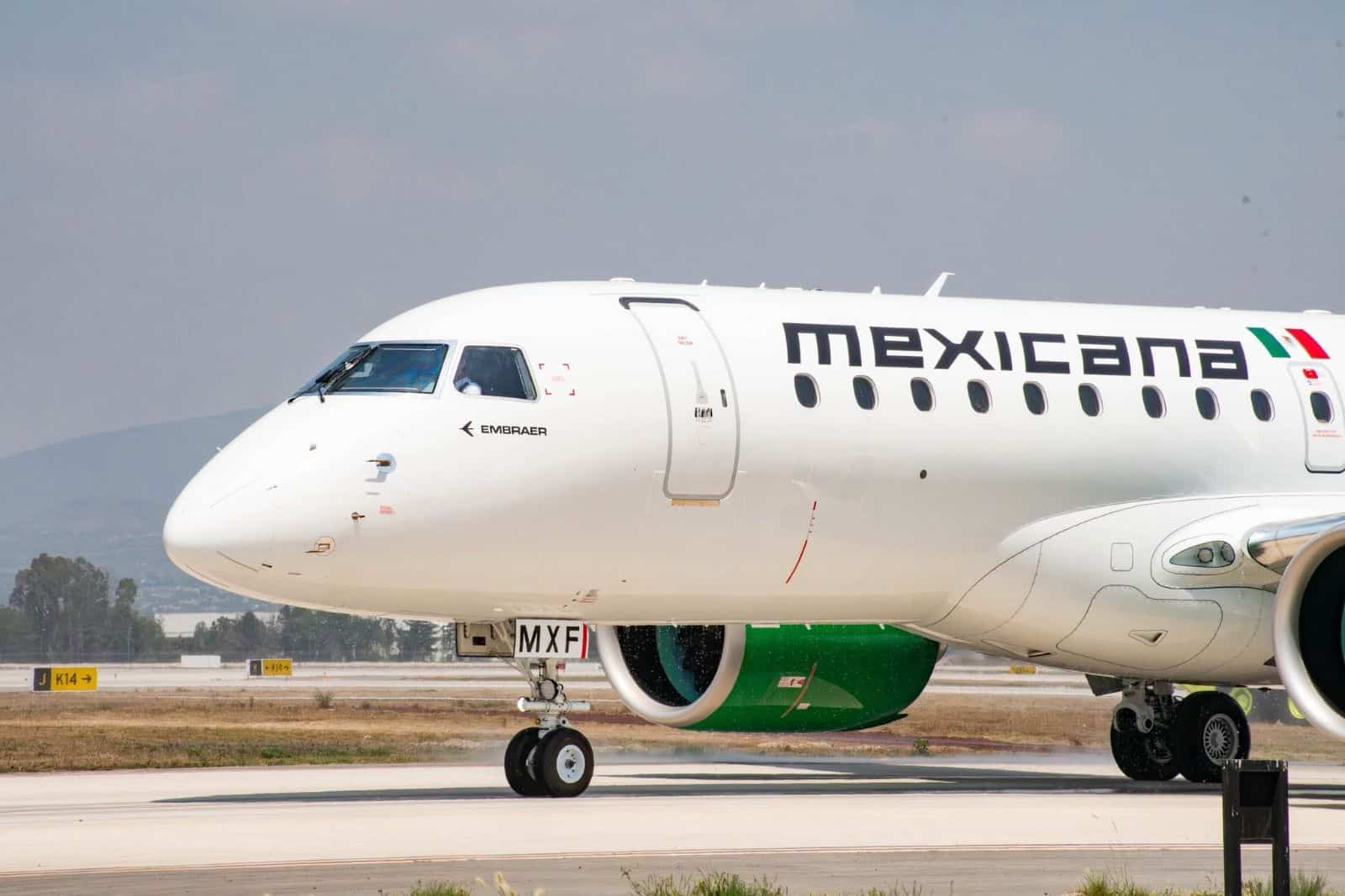 Avión de Aeroméxico en pista, moderno y listo para despegar en León, Guanajuato, México.