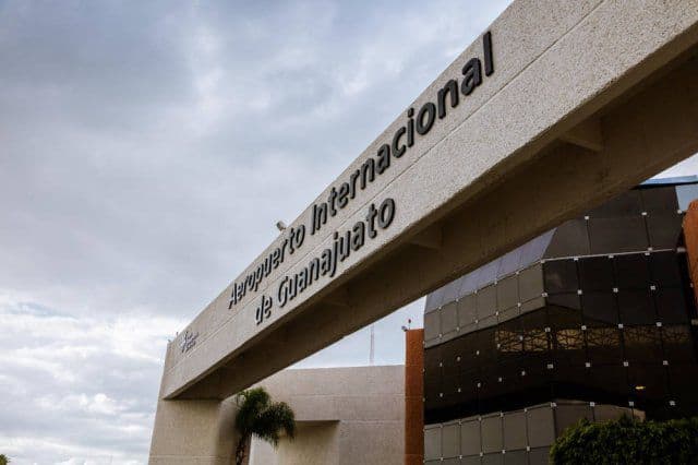 Entrada del Aeropuerto Internacional de Guanajuato, infraestructura moderna y funcional en León, México.