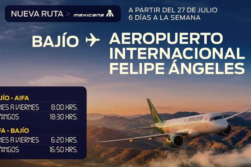 Avión en vuelo sobre León, Guanajuato, promocionando la nueva ruta aérea Bajío–AIFA.