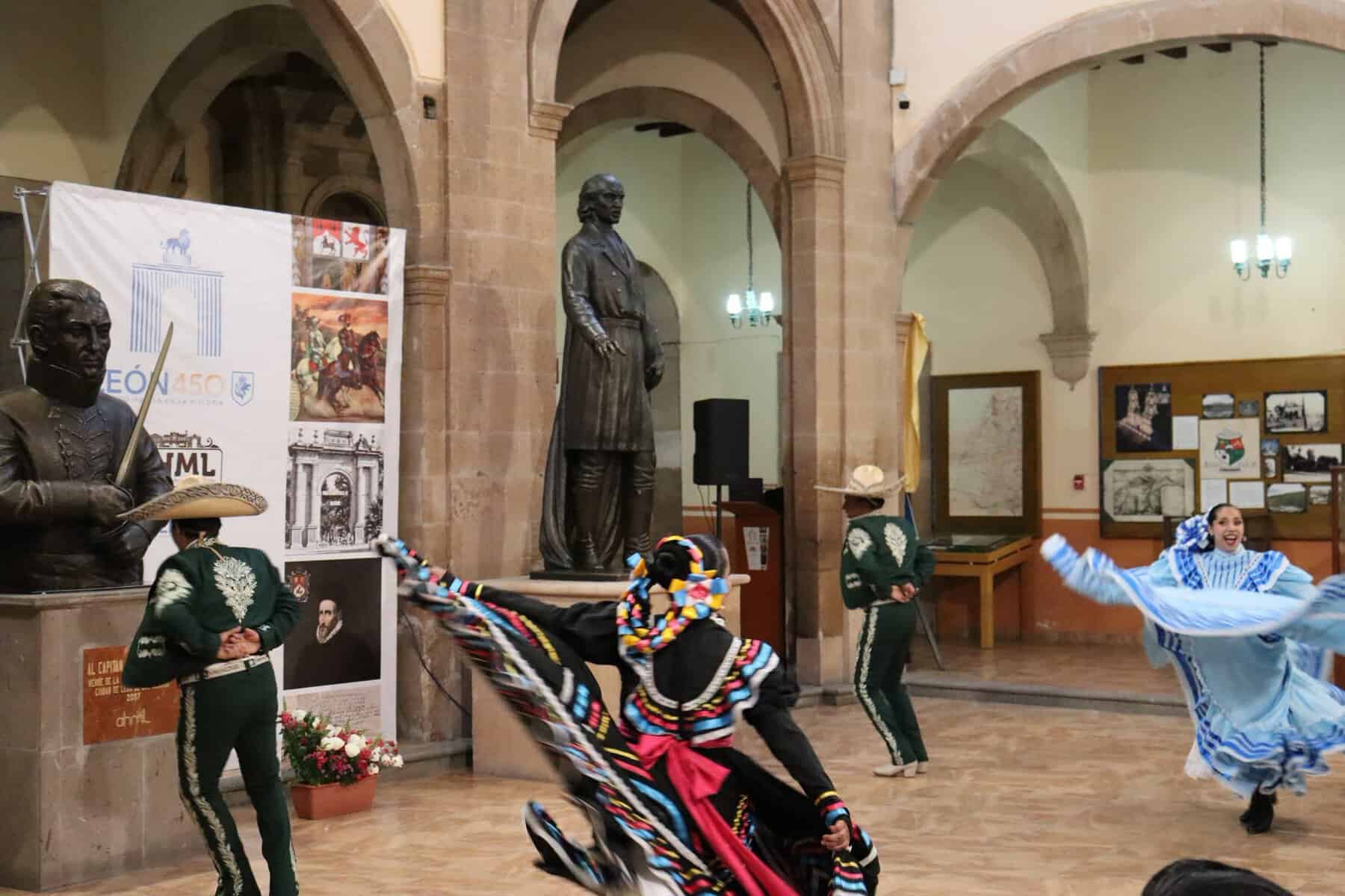 Danza folklórica en León, Guanajuato con bailarines en trajes típicos y música en vivo en un espacio histórico.