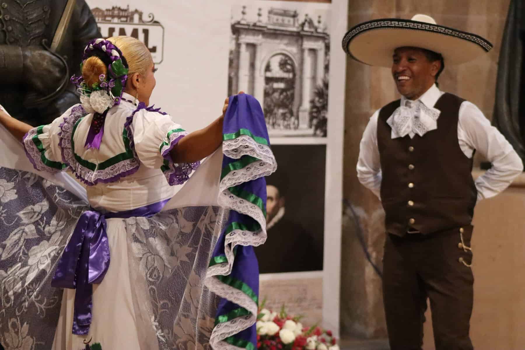 Danza folklórica mexicana con niños y adultos en vestimenta tradicional en León, Guanajuato, México.
