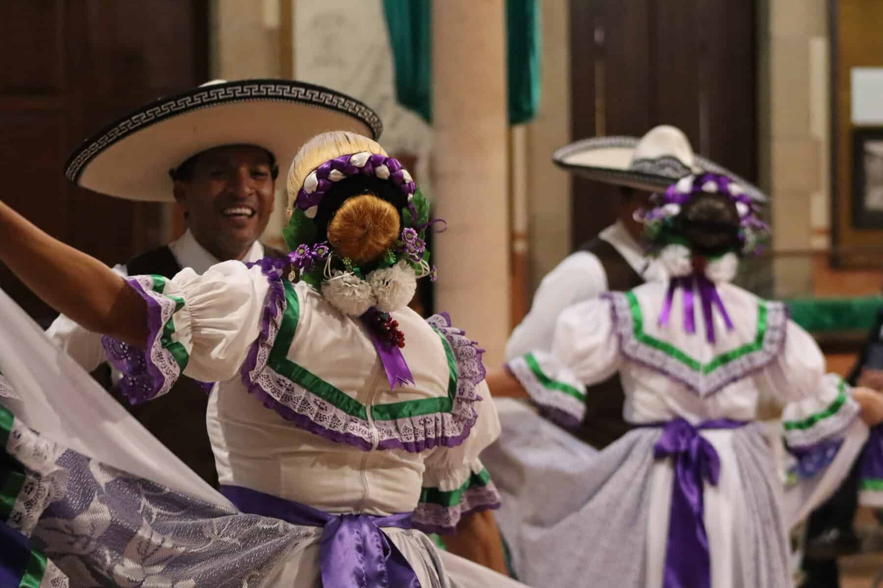 Danza folclórica de Guanajuato con trajes coloridos y sombreros en León, México, mostrando cultura y tradiciones mexicanas.