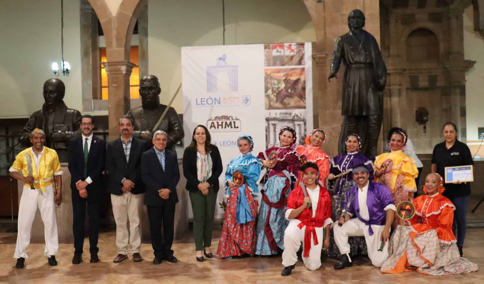 Grupo de bailarines en trajes típicos de León Guanajuato en una presentación cultural.