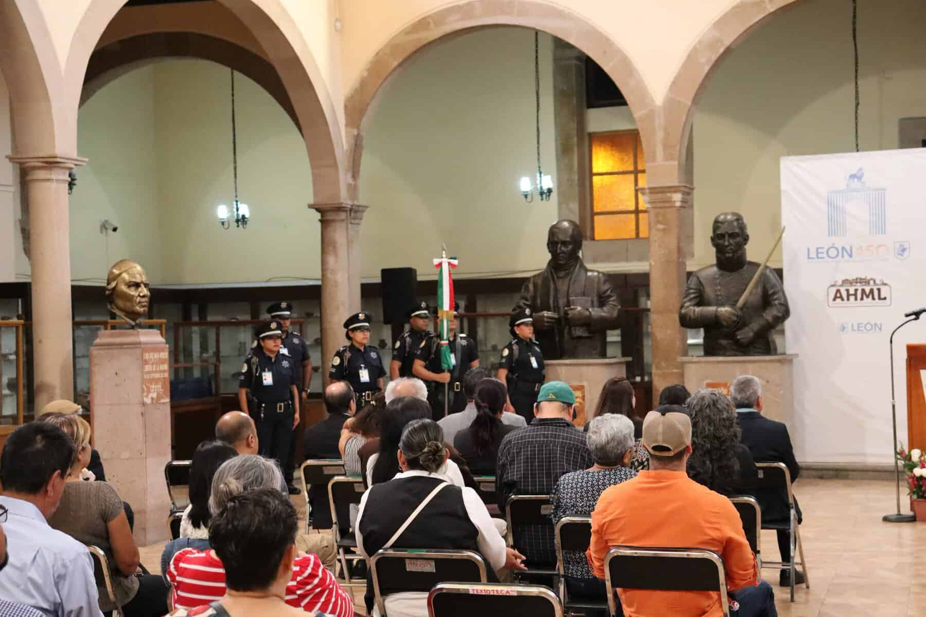 Conmemoración en León Guanajuato con autoridades y público en evento cultural.