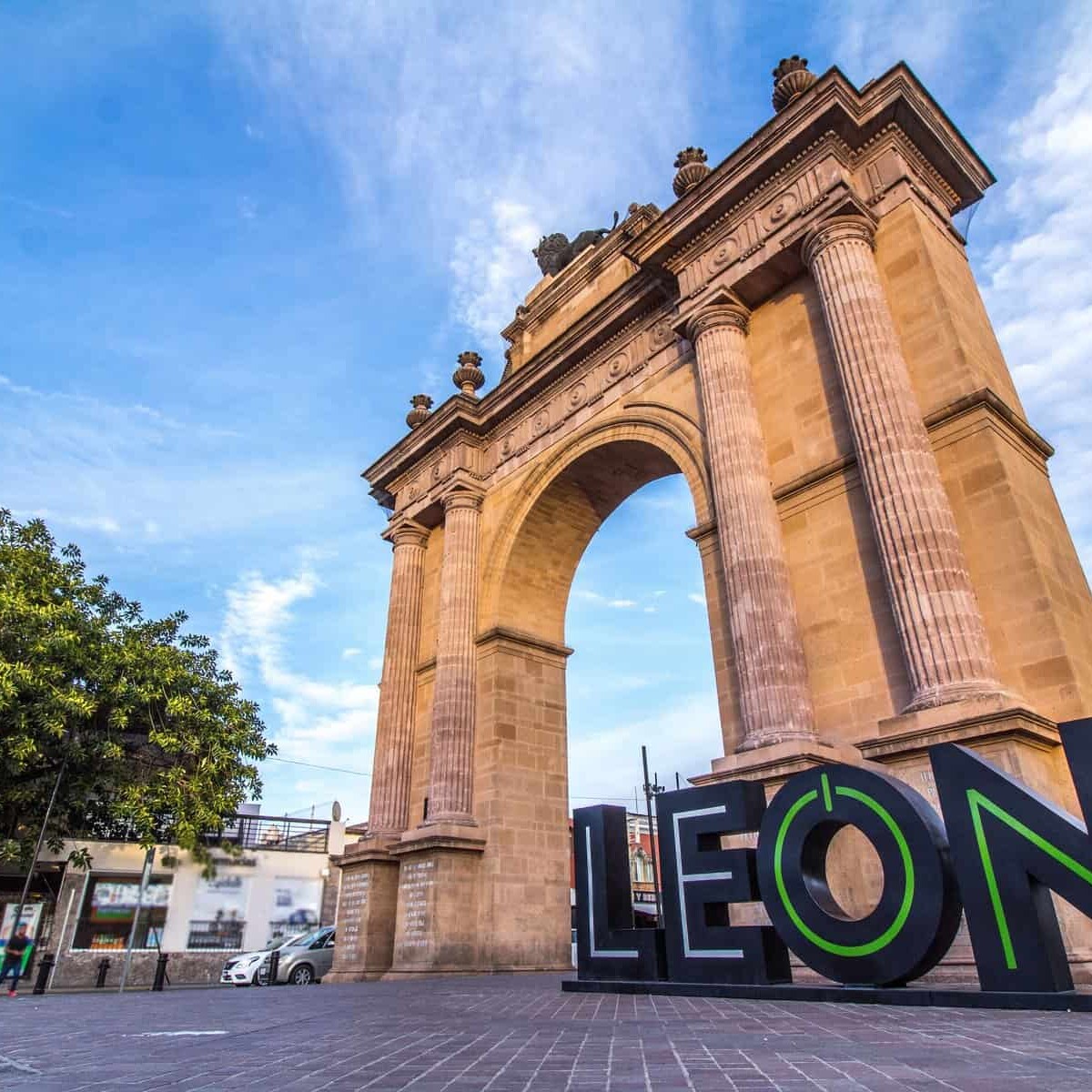 Arco de la Calzada en León, Guanajuato, México, monumento histórico y símbolo de la ciudad.