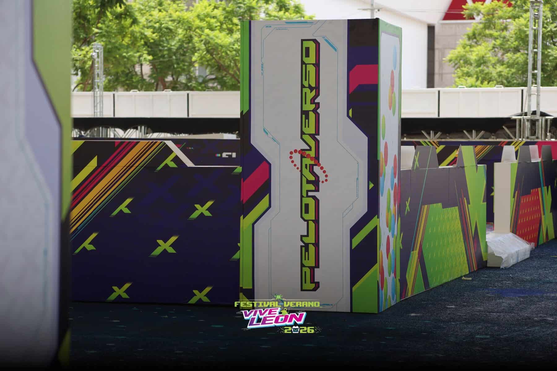 Decoración colorida y moderna en el Festival de Verano Vive León 2026, con estructuras y gráficos vibrantes en León, Guanajuo.