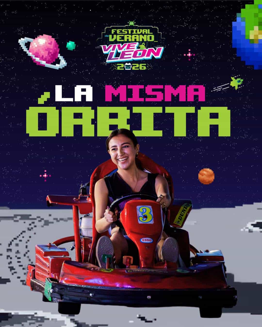 Joven disfrutando de una carrera en go-kart en el Festival de Verano Vive León 2026, con temática espacial y pixel art.