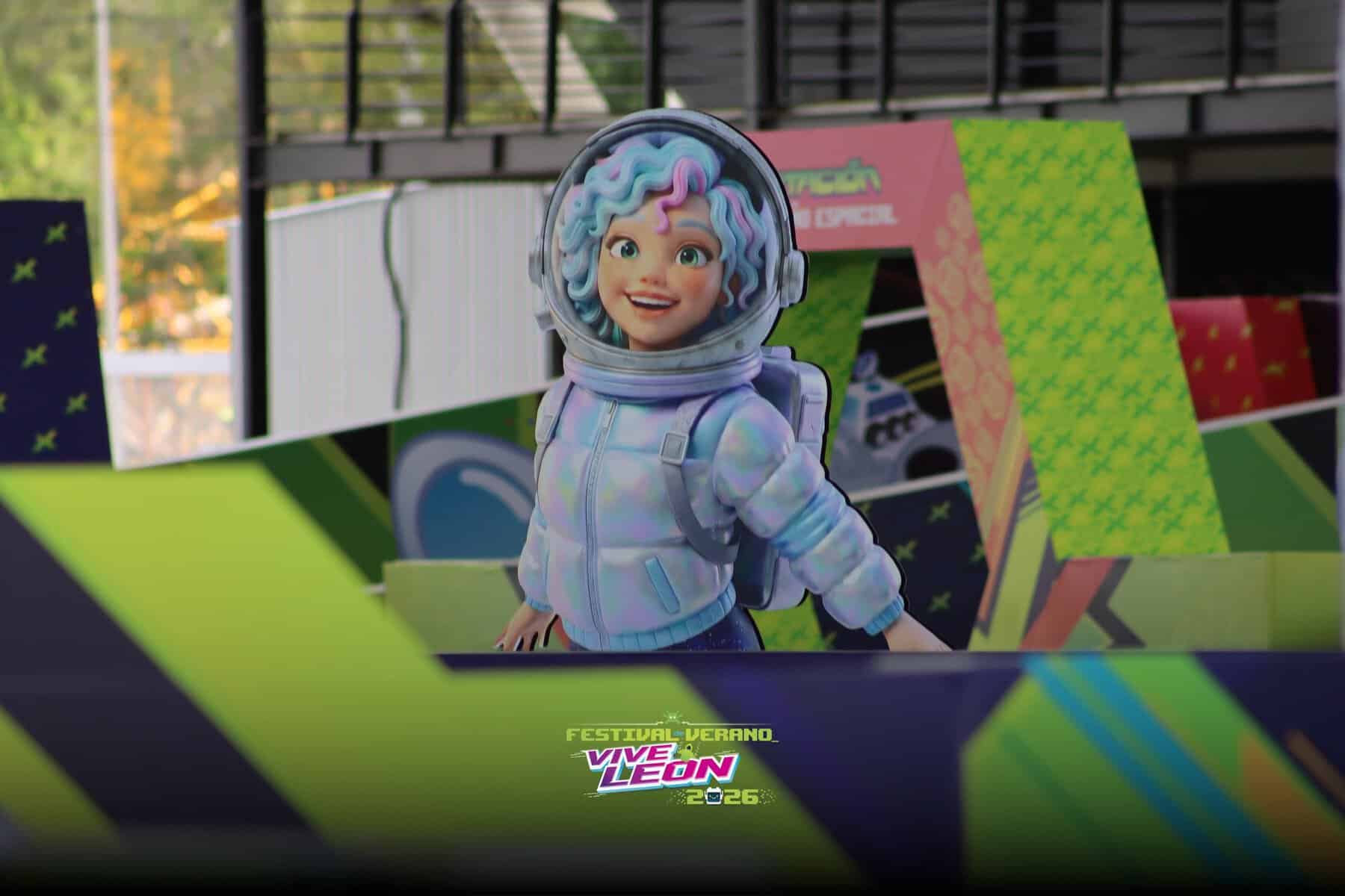 Figura de astronauta con disfraz colorido en evento de Vive León 2026, festival de verano en León, Guanajuato, México.