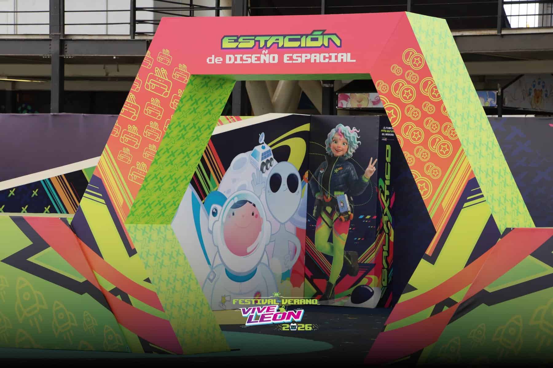 Estructura de diseño espacial en Vive León 2026, con personajes y decoraciones coloridas para el Festival de Verano.