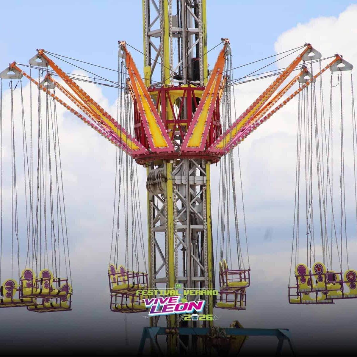 Atracción de feria en León, Guanajuato, con vista panorámica y cielo despejado, ideal para turistas en el Festival de Verano.
