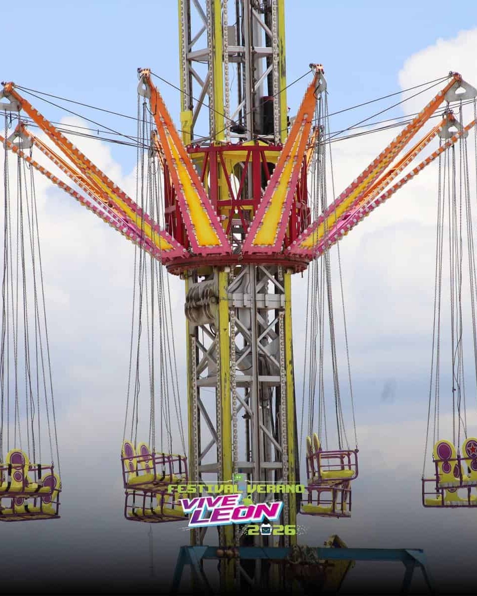 Atracción de feria en León, Guanajuato, con vista panorámica y cielo despejado, ideal para turistas en el Festival de Verano.