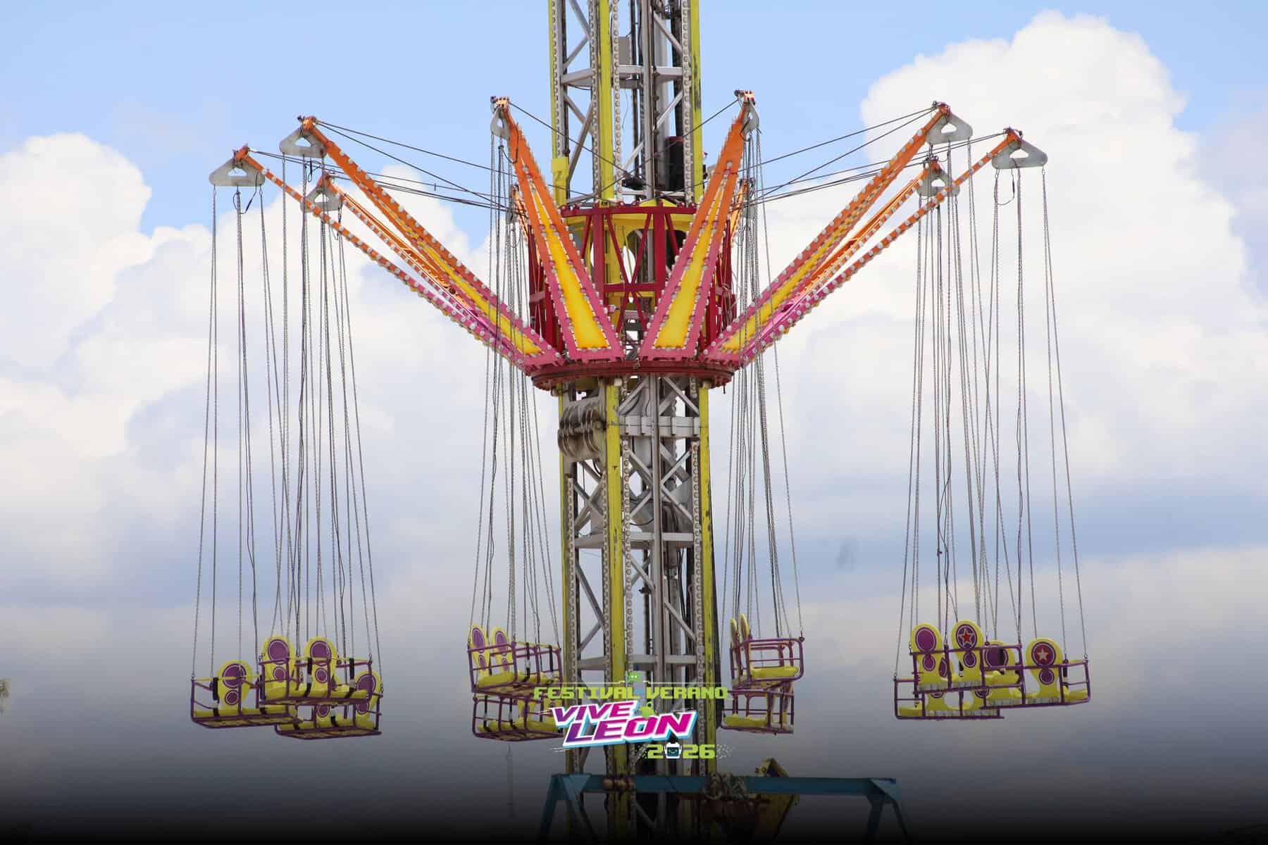 Atracción de feria en León, Guanajuato, con vista panorámica y cielo despejado, ideal para turistas en el Festival de Verano.