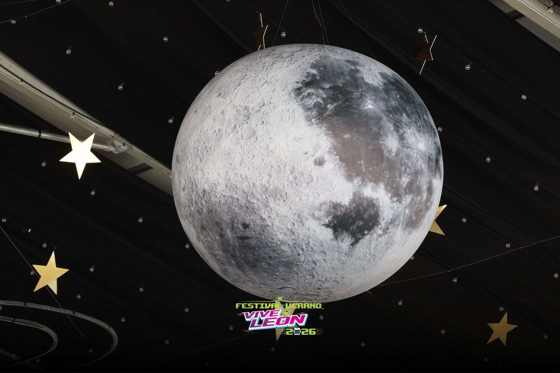 Decoración de luna gigante en Festival de Verano Vive León 2026, ideal para turistas y visitantes.