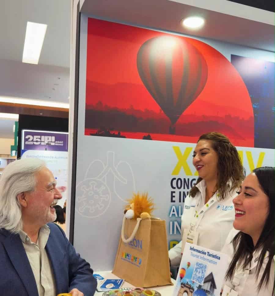 Turistas en León disfrutando de la feria y actividades culturales en la ciudad.