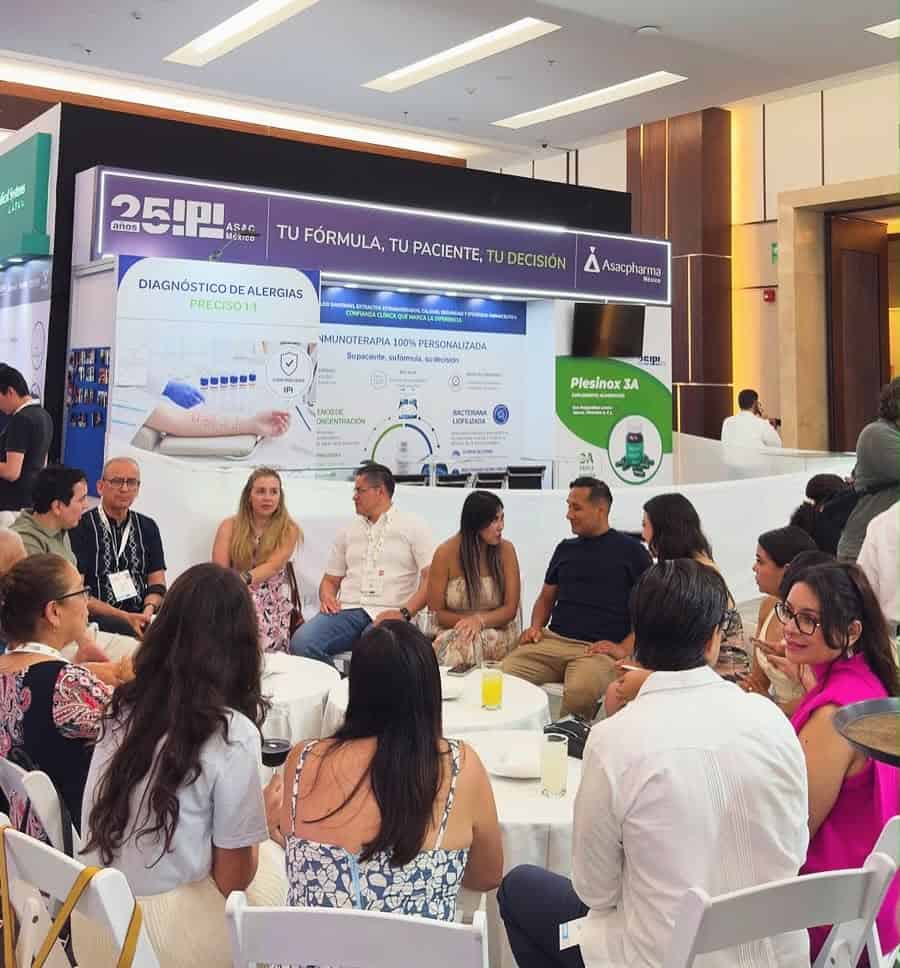 Grupo de profesionales en conferencia sobre alergias en León, Guanajuato, México, en evento médico internacional.