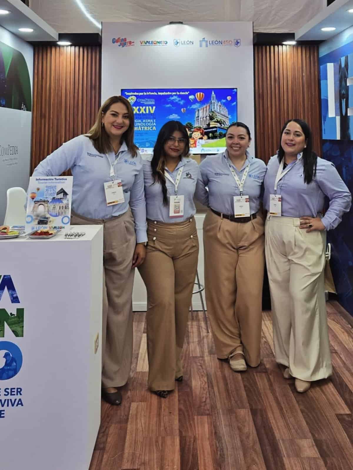 Grupo de profesionales en conferencia en León, Guanajuato, México, en evento de salud pediátrica y alergias.