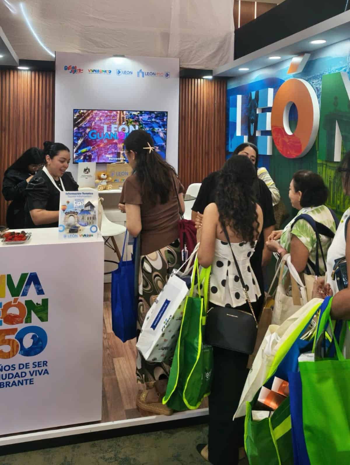 Visitantes en feria de salud en León, Guanajuato, México, en evento de alergia y inmunología pediátrica.