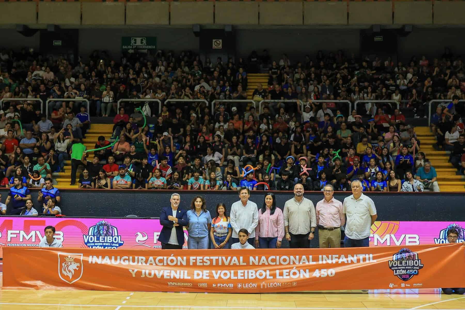 Niños y jóvenes en inauguración del festival de voleibol en León, Guanajuato, con gran asistencia y ambiente festivo.