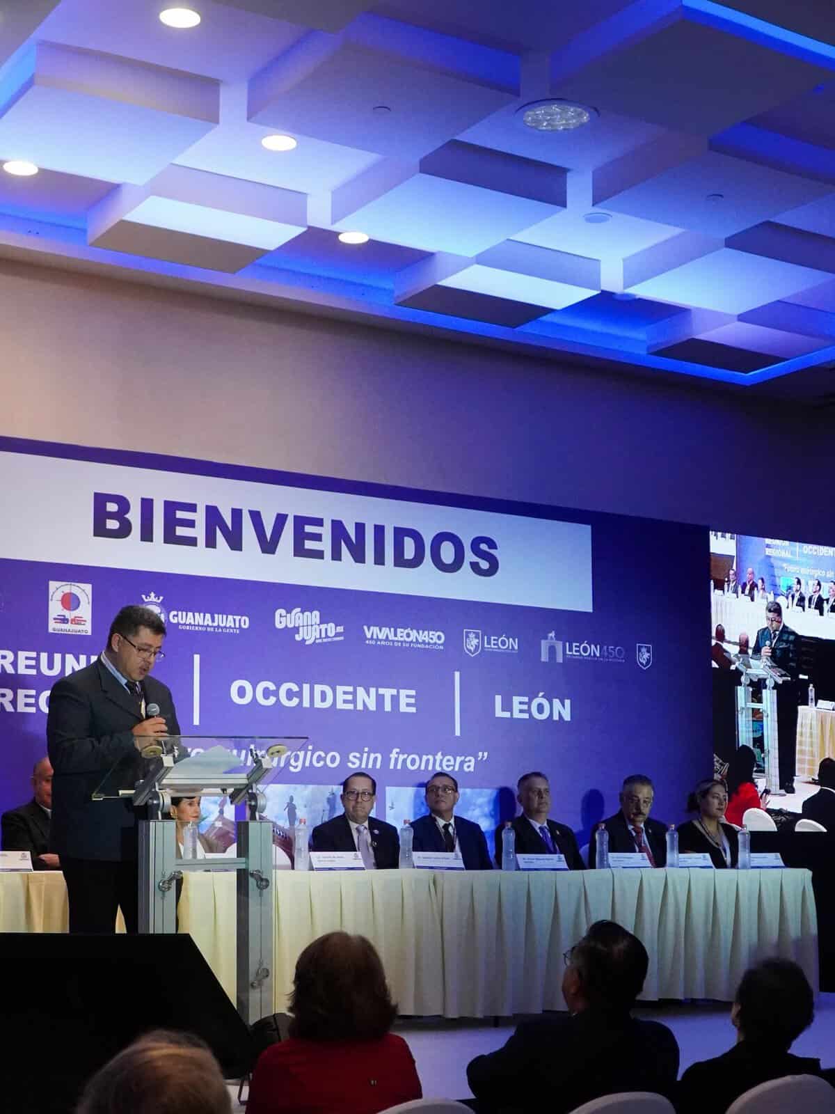 Conferencia en León Guanajuato con panel de expertos y público asistente en un evento oficial.