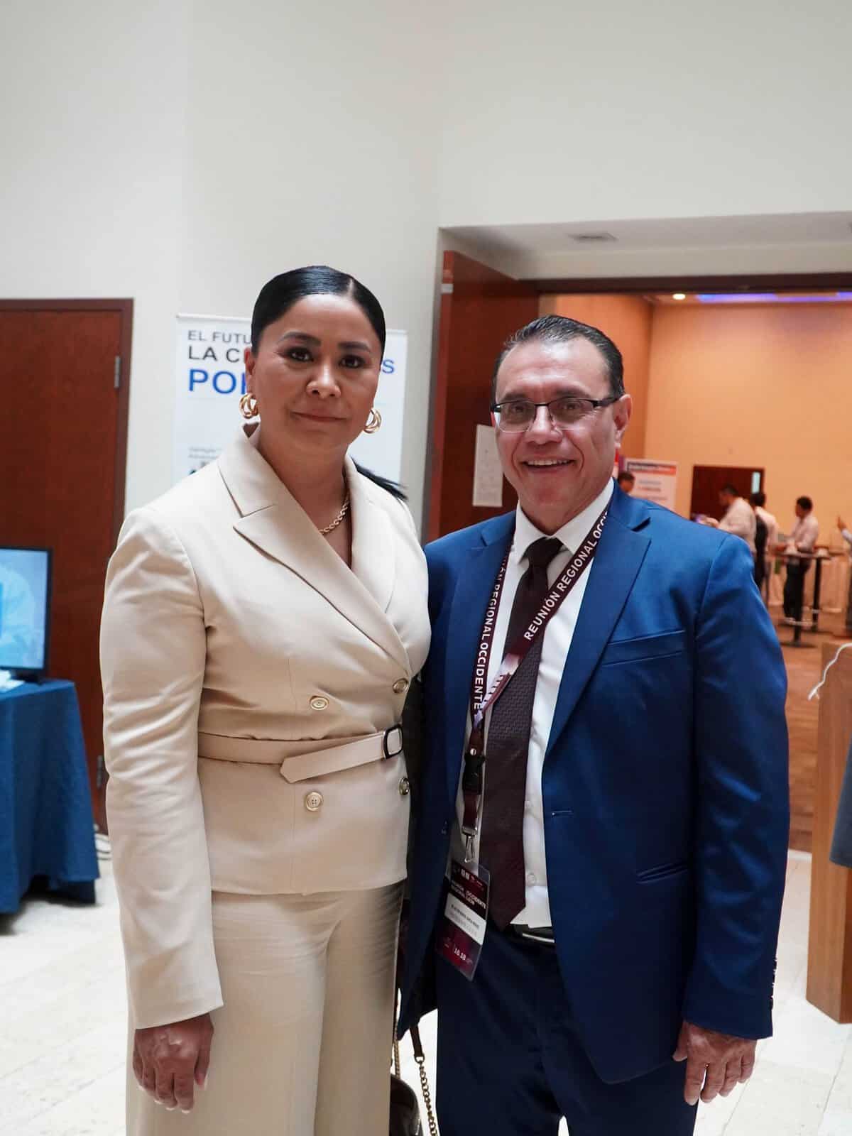 Dos profesionales en evento de León, Guanajuato, México, en un ambiente formal y de networking.