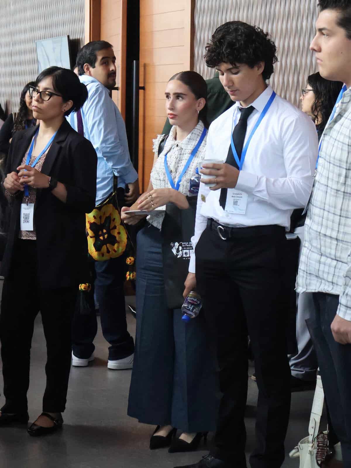 Grupo de jóvenes profesionales en conferencia en León, Guanajuato, participando en evento de negocios y networking.
