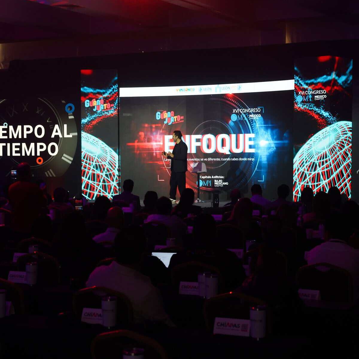 Conferencia tecnológica en León, Guanajuato con audiencia y pantallas digitales modernas.