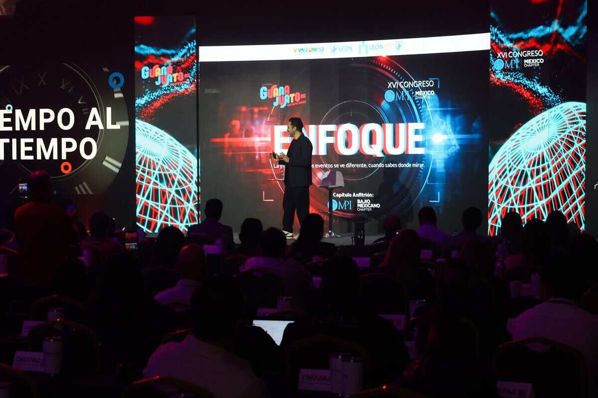 Conferencia tecnológica en León, Guanajuato con audiencia y pantallas digitales modernas.