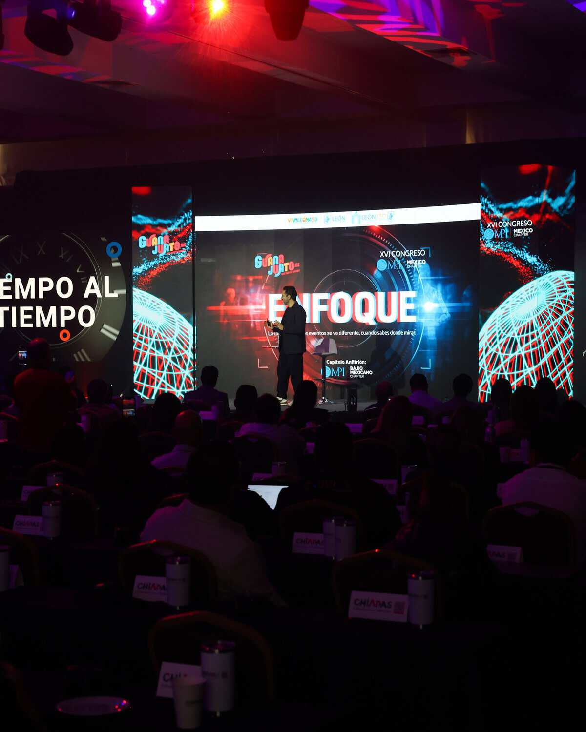 Conferencia tecnológica en León, Guanajuato con audiencia y pantallas digitales modernas.