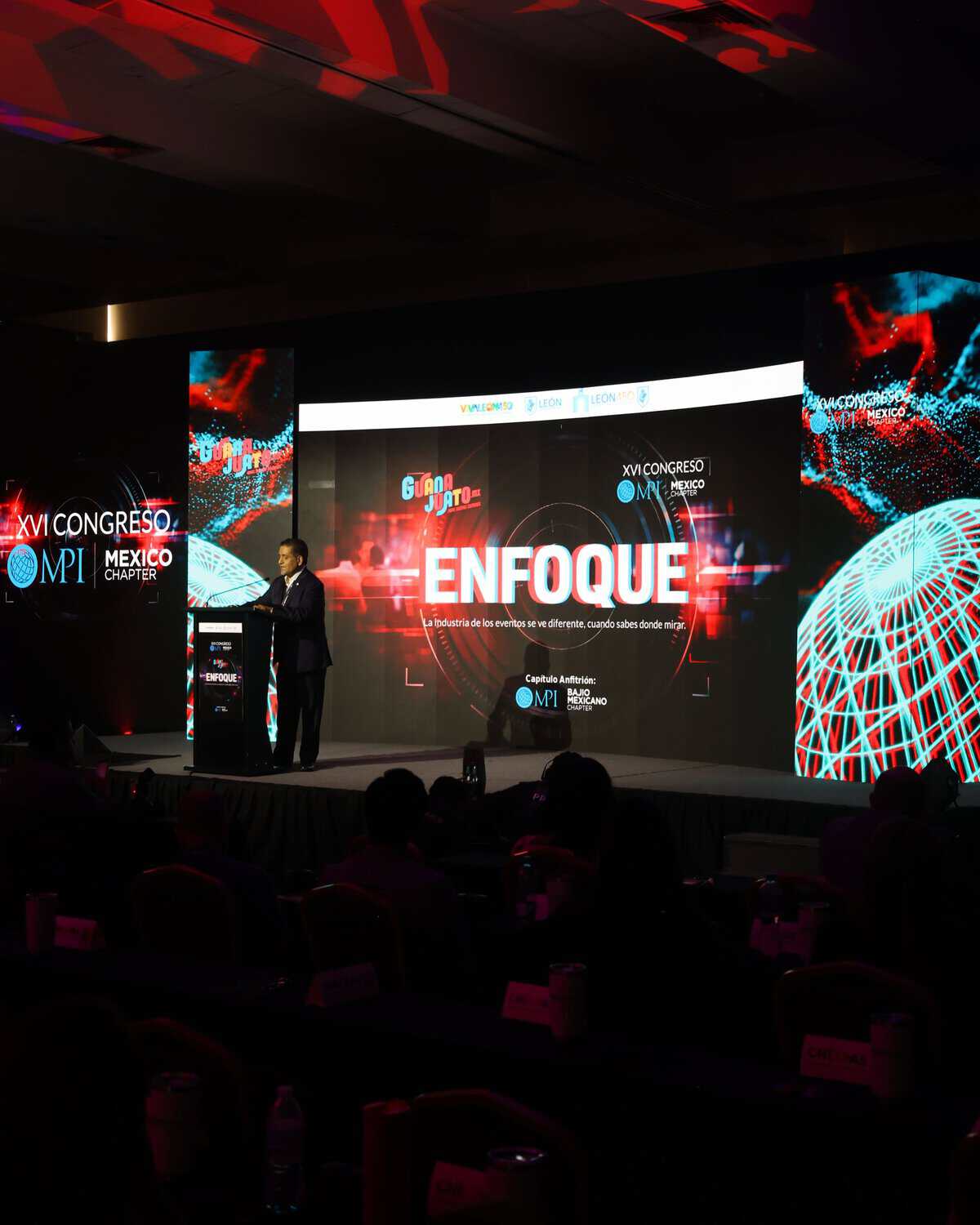 Conferencia en León, Guanajuato con presentación sobre enfoque y tecnología avanzada.