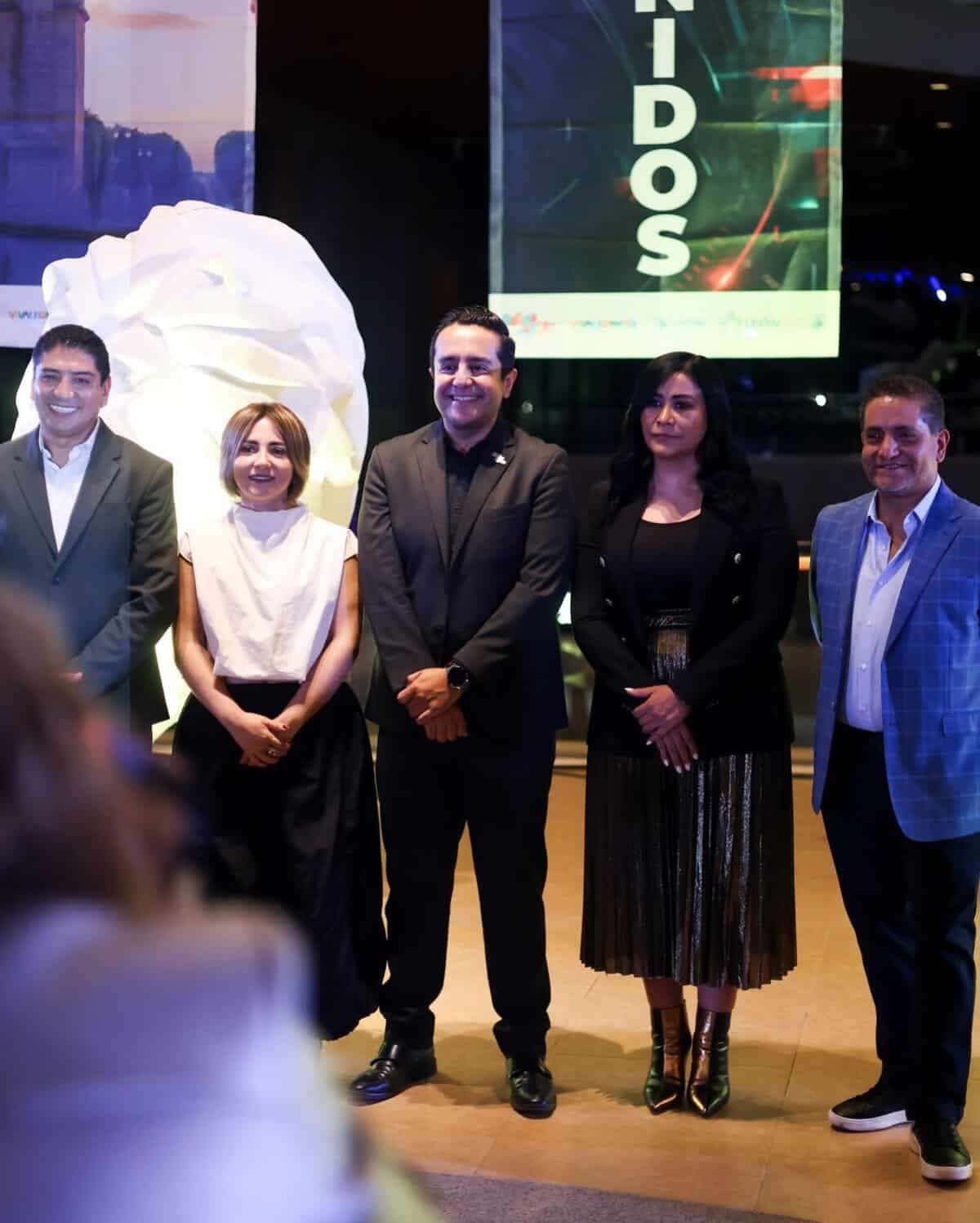 Grupo de personas en evento en León, Guanajuato, México, con ambiente profesional y moderno.